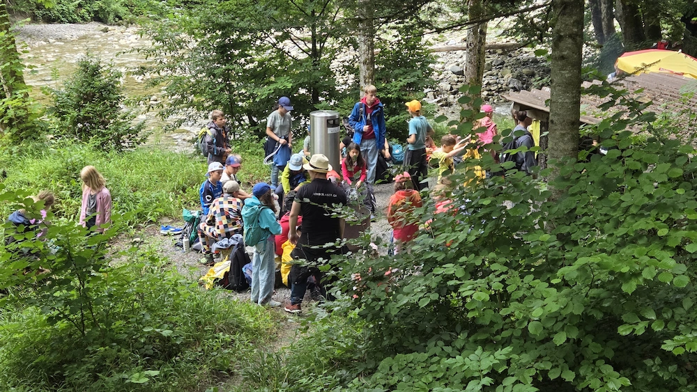 Kinder und Leiter unterwegs in der Natur während des Sommerlagers von kinderlager.ch